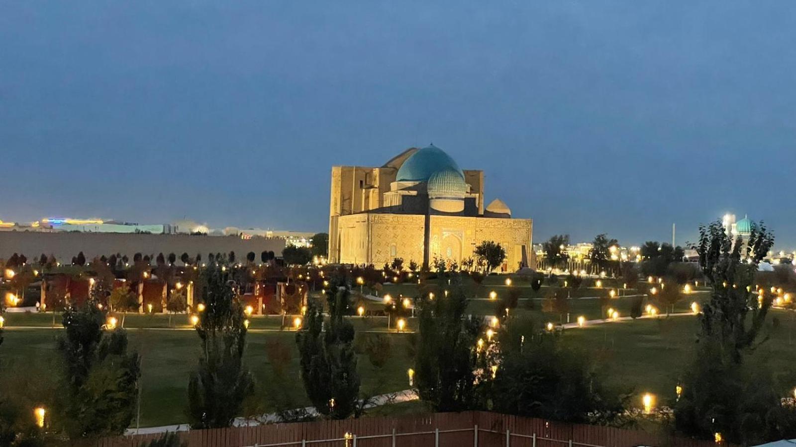 Yassy Hotel, Turkistan Екстер'єр фото